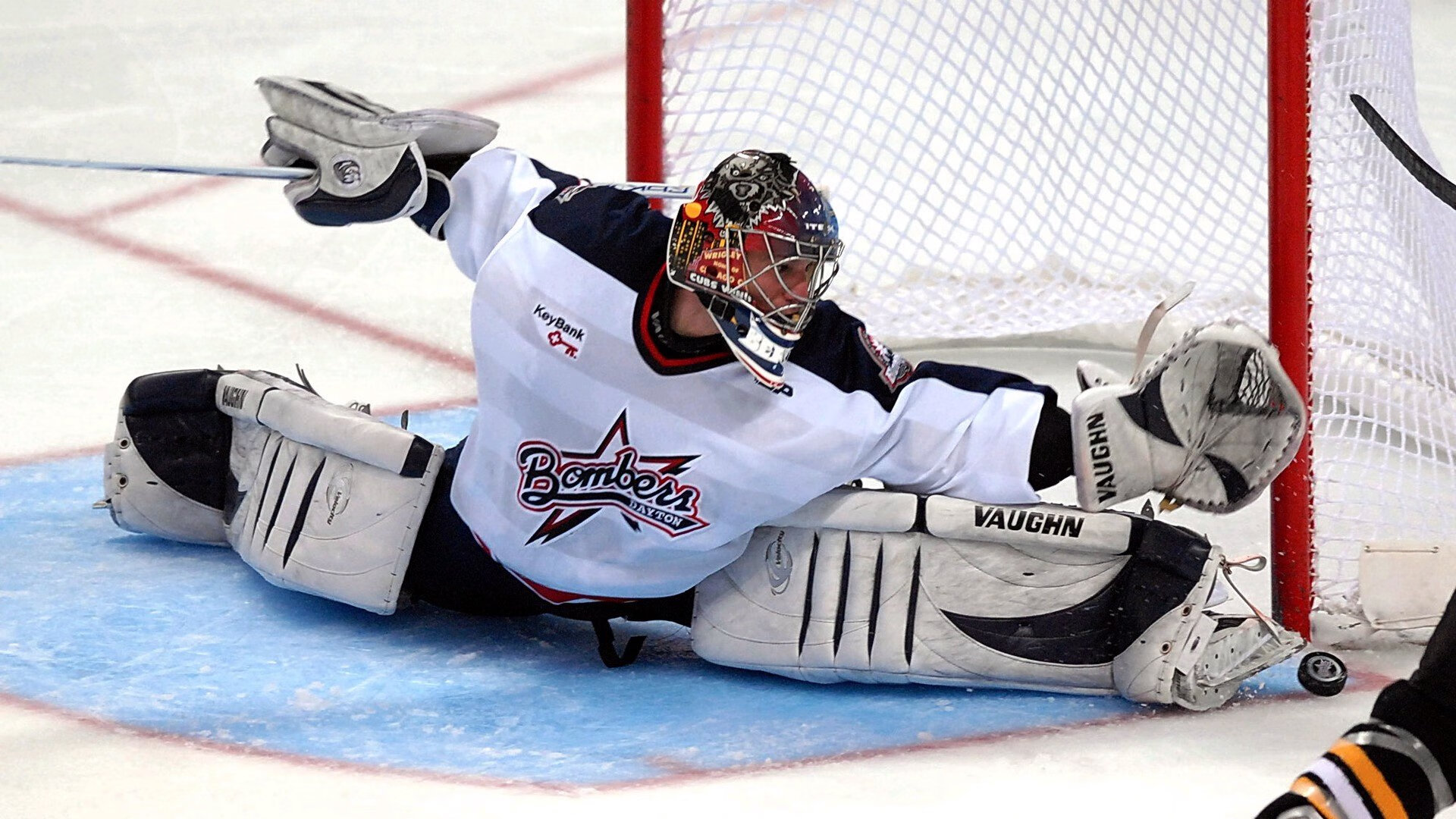 罗斯·范奥特尔戴克触壁瞬间全场惊呼，范尼斯特尔罗伊